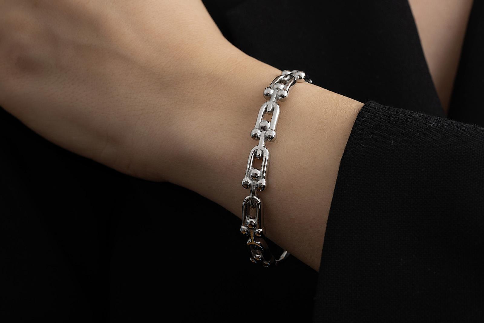 Дизайнерска твърда златиста гривна от медицинска стомана, елегантна и минималистична, подходяща за чувствителна кожа.