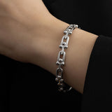 Дизайнерска твърда златиста гривна от медицинска стомана, елегантна и минималистична, подходяща за чувствителна кожа.