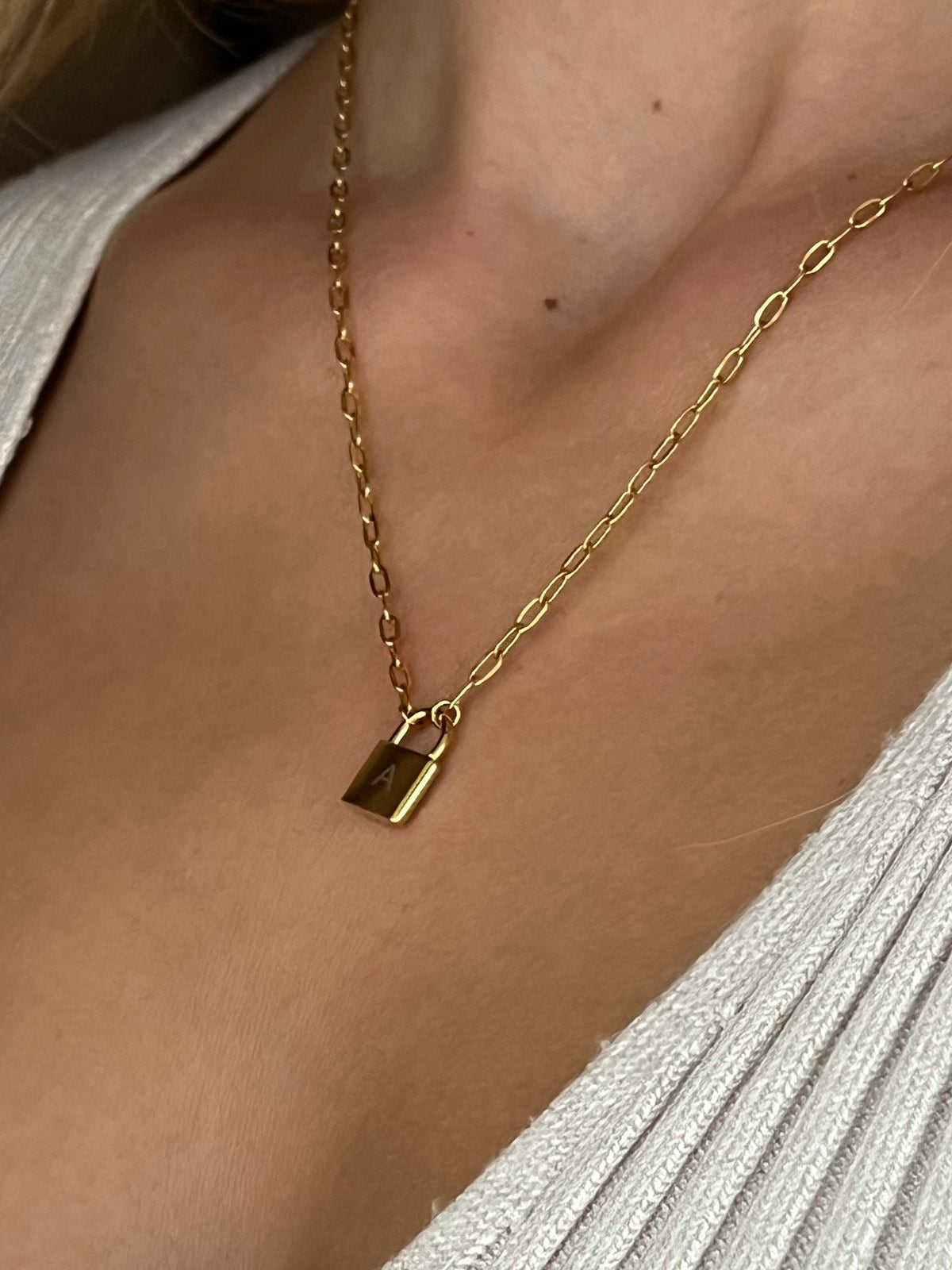 Златисто Колие Катинарче с 18К Позлата – Персонализирано с Гравиране, показано на жена.