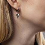 Висящи обеци във формата на сърце от медицинска стомана, подходящи за всекидневно носене.