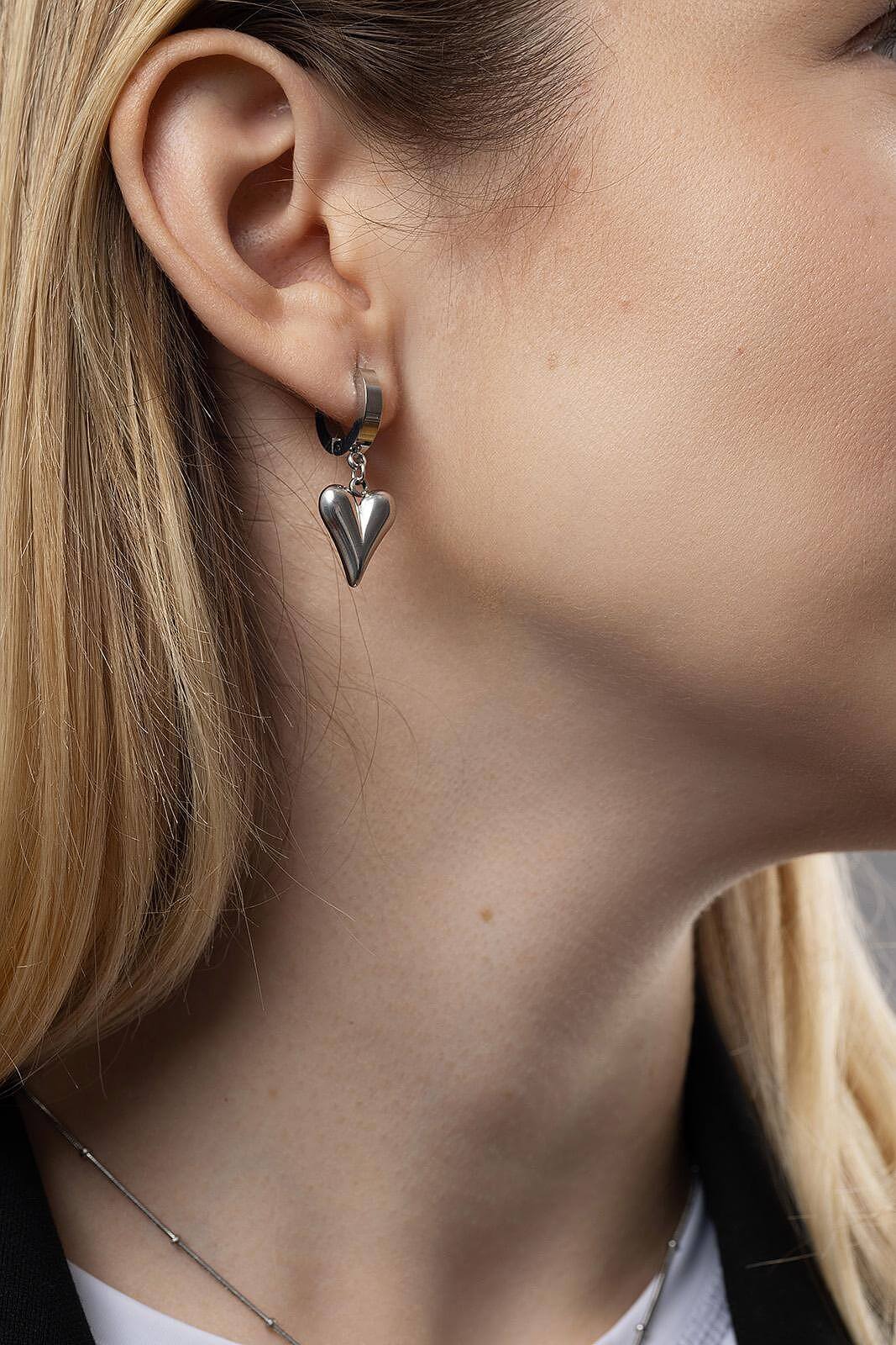 Висящи обеци във формата на сърце от медицинска стомана, подходящи за всекидневно носене.