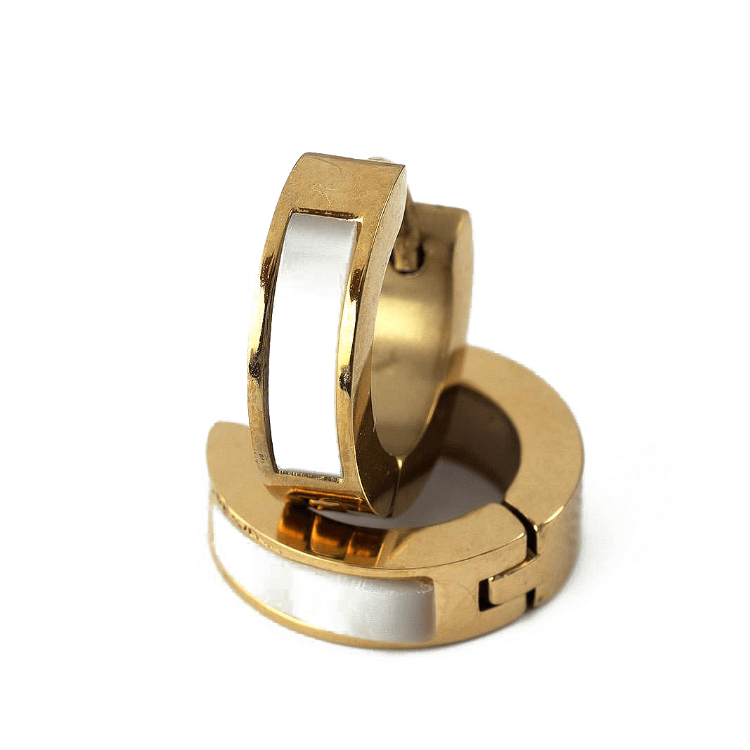 Минималистични обеци със седеф и златен финиш, идеални за всякакви поводи.