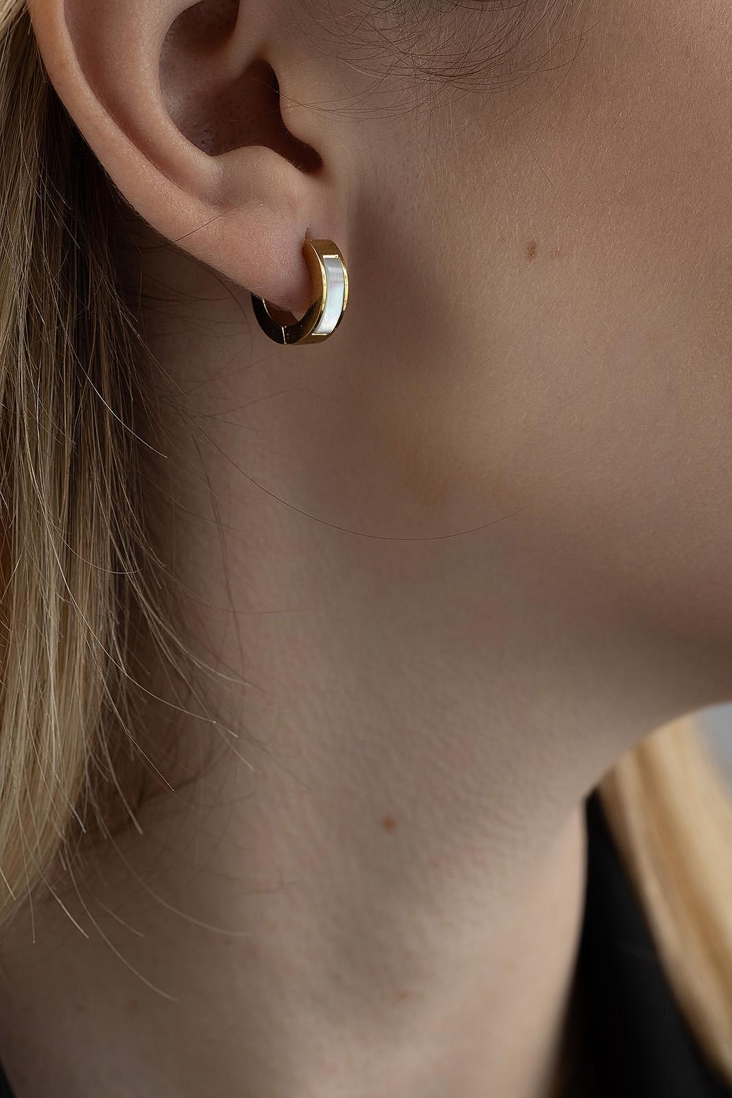 Минималистични обеци със седеф в златист цвят, подходящи за всекидневна и специални поводи.