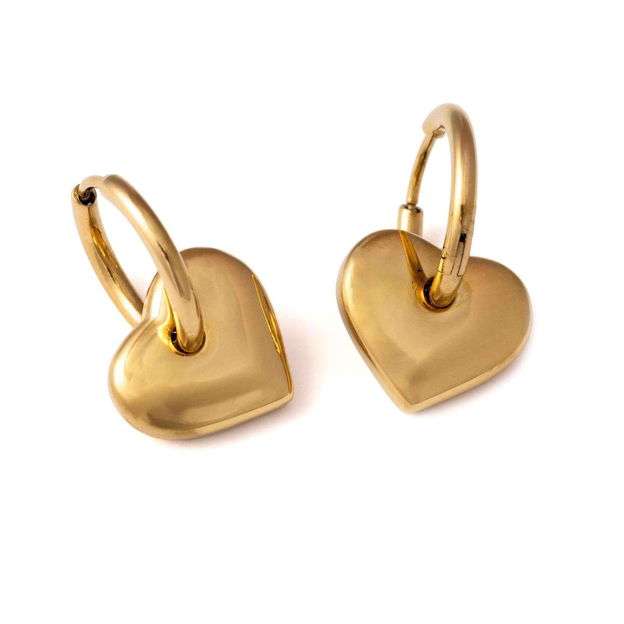 Златисти обеци "Любов" с 18K златно покритие, в изящен сърцевиден дизайн.
