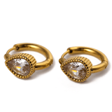 Златисти обеци с многонюансни кристали, елегантен аксесоар за всеки повод.