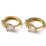 Златисти обеци с кристали в сърдечна форма, подходящи за елегантни поводи, с хипоалергенен материал.