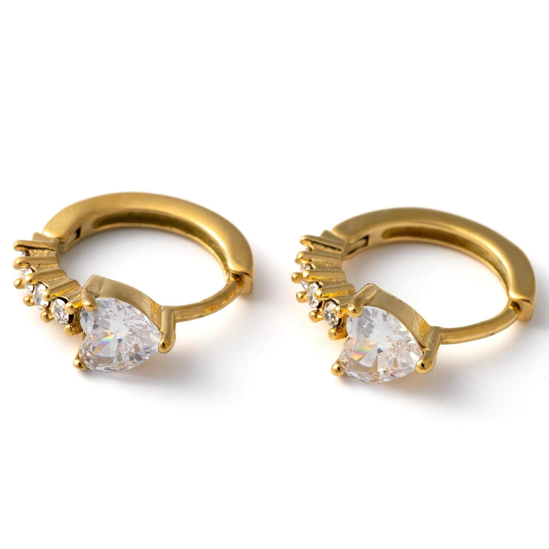 Златисти обеци с кристали в сърдечна форма, подходящи за елегантни поводи, с хипоалергенен материал.