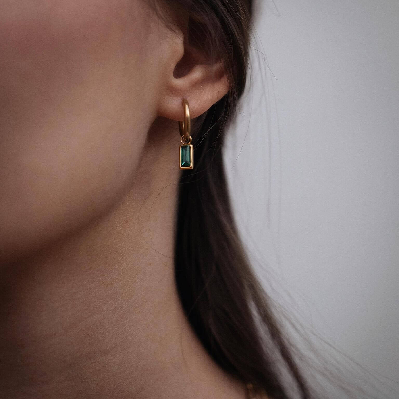 Златисти обеци със зелен емерълд, 14K златно покритие, стилна визия и елегантен дизайн.