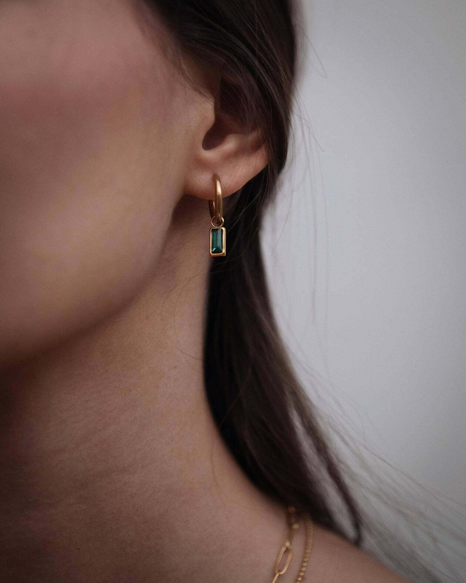 Златисти обеци със зелен емерълд, 14K златно покритие, стилна визия и елегантен дизайн.