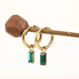 Златисти обеци с зелен емерълд, 14K златно покритие, идеални за елегантен стил.