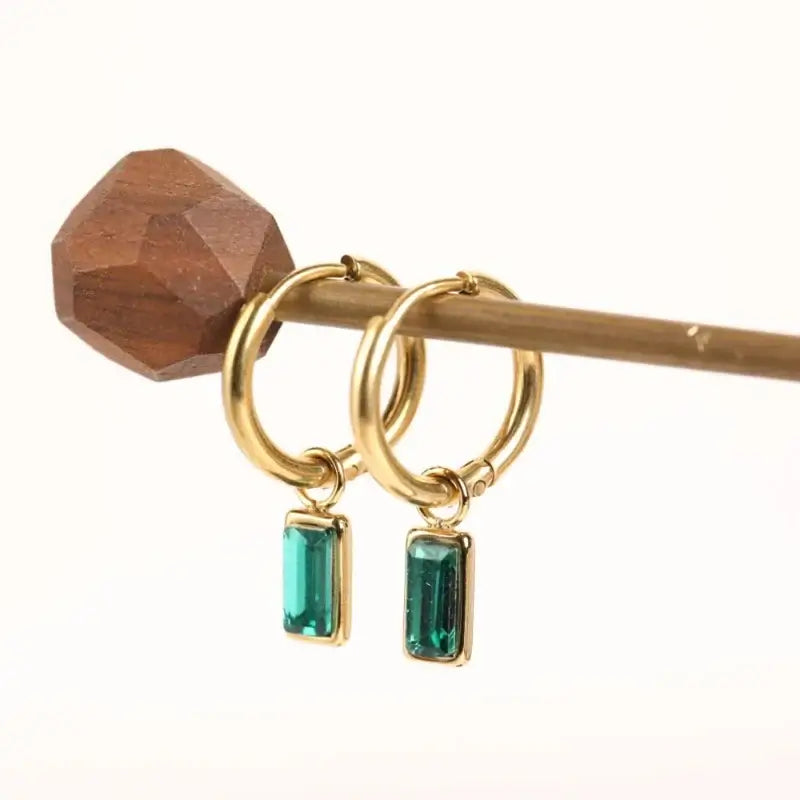 Златисти обеци с зелен емерълд, 14K златно покритие, идеални за елегантен стил.