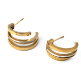 Златисти тройни обеци със седеф, изработени от медицинска стомана, идеални за специални поводи и ежедневна употреба.