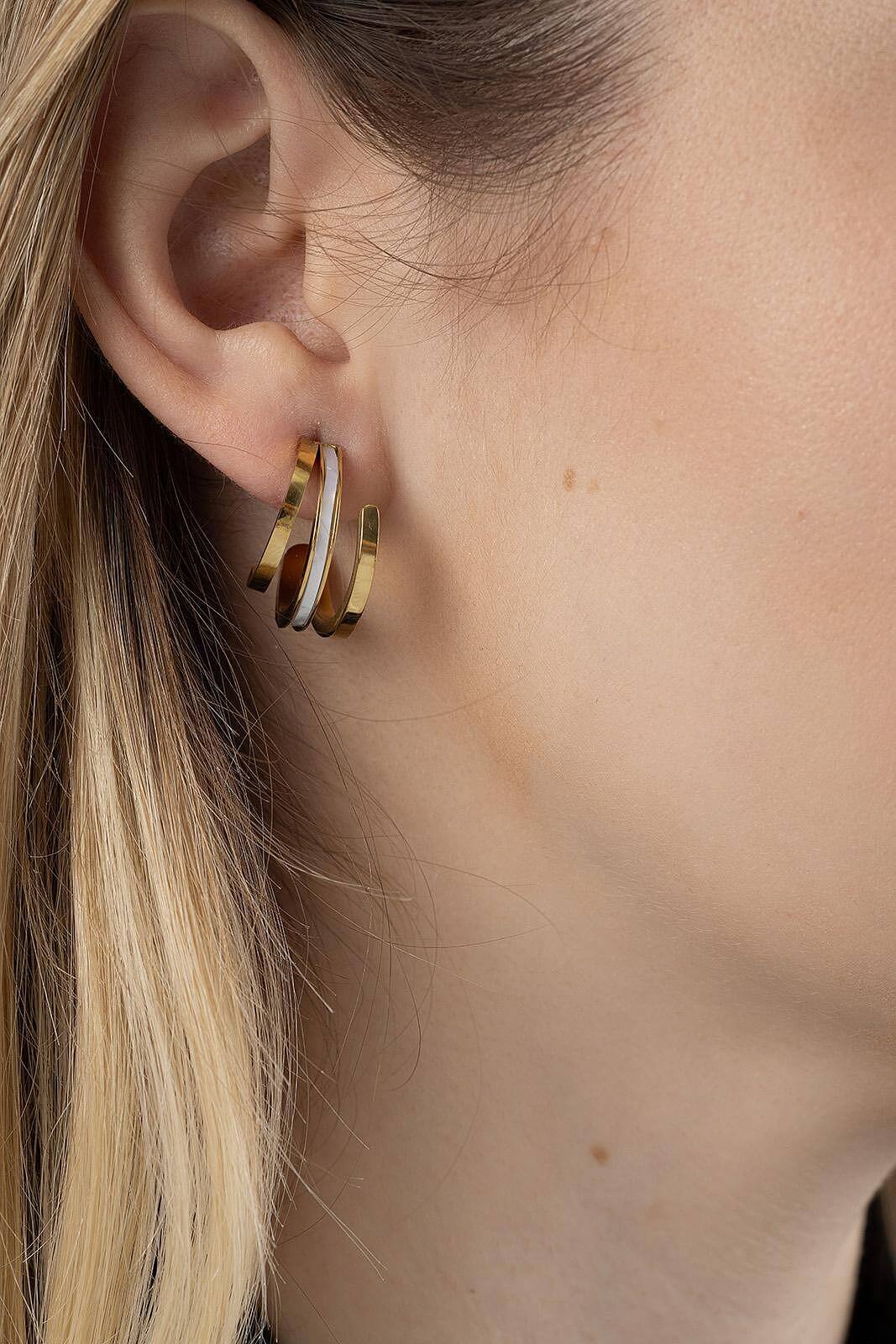 Златисти тройни обеци със седеф, изработени от медицинска стомана, акцент на стил и изящество.