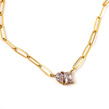 Златисто колие с два кристала и голяма верига, изработено от медицинска стомана с хипоалергенно покритие.