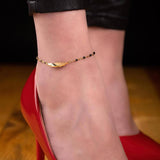 Златисто перо с малки черни топчета