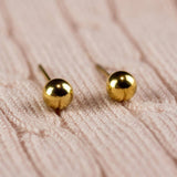 Златни обеци топче с игла